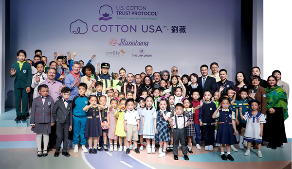 学生装也时尚——COTTON USA联手刘薇亮相中国国际时装周