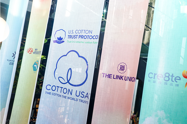 学生装也时尚——COTTON USA联手刘薇亮相中国国际时装周