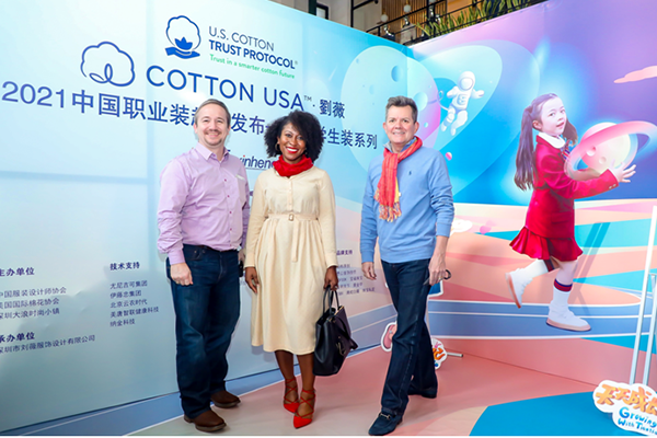 学生装也时尚——COTTON USA联手刘薇亮相中国国际时装周