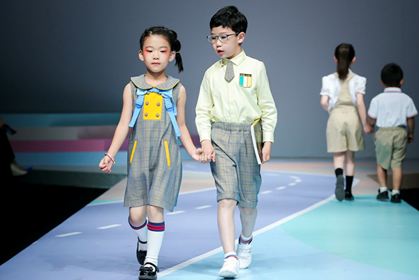 学生装也时尚——COTTON USA联手刘薇亮相中国国际时装周