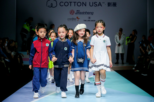 学生装也时尚——COTTON USA联手刘薇亮相中国国际时装周