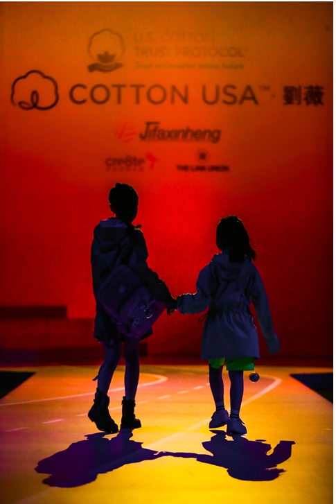 学生装也时尚——COTTON USA联手刘薇亮相中国国际时装周