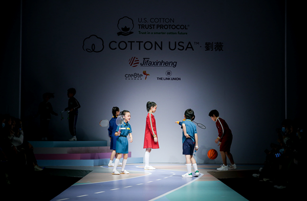 学生装也时尚——COTTON USA联手刘薇亮相中国国际时装周