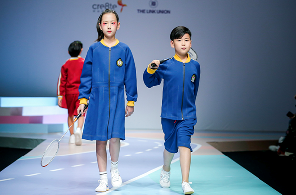 学生装也时尚——COTTON USA联手刘薇亮相中国国际时装周
