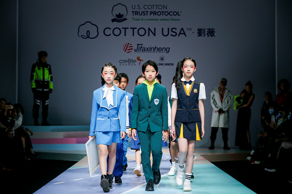 学生装也时尚——COTTON USA联手刘薇亮相中国国际时装周
