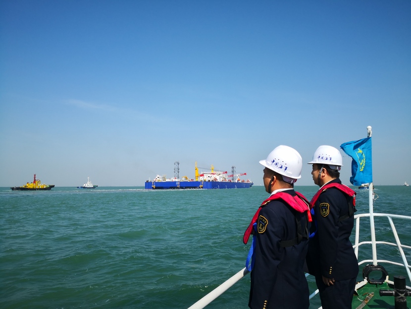 广州海事局完成深中通道E5管节浮运护航任务