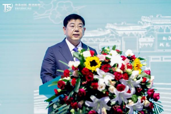 汾酒集团党委书记、董事长，汾酒股份公司党委书记、董事长袁清茂